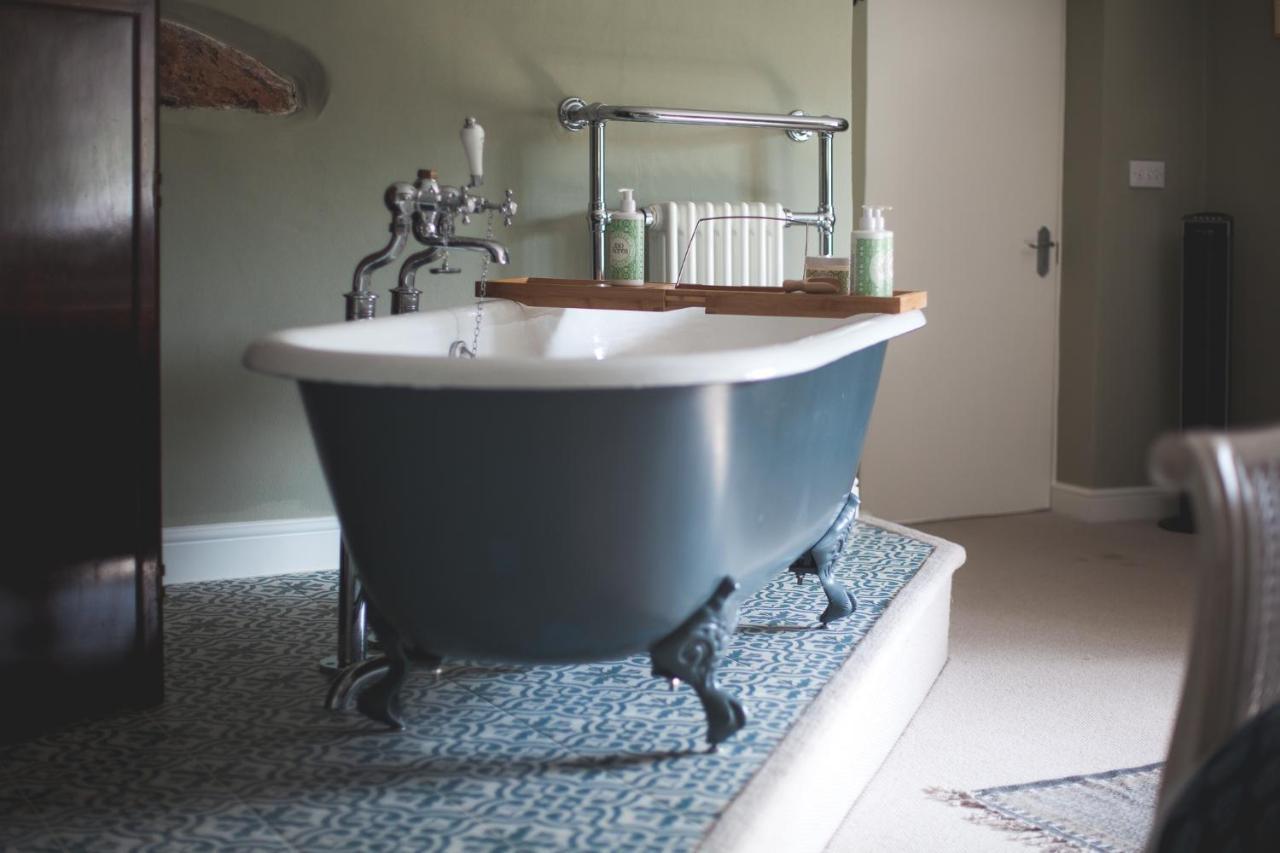 The George Inn Barford St Michael Екстер'єр фото A freestanding bathtub