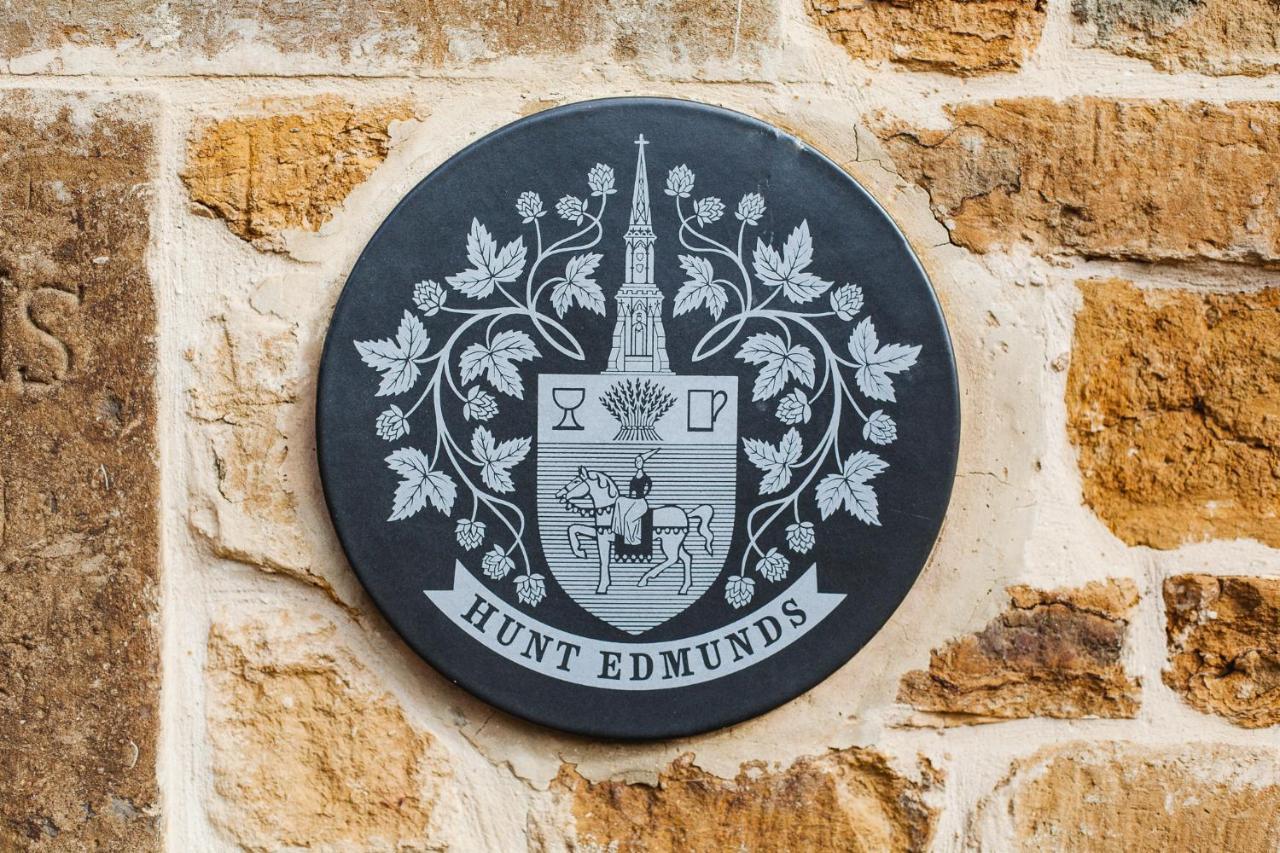 The George Inn Barford St Michael Екстер'єр фото Hunt Edmunds' coat of arms