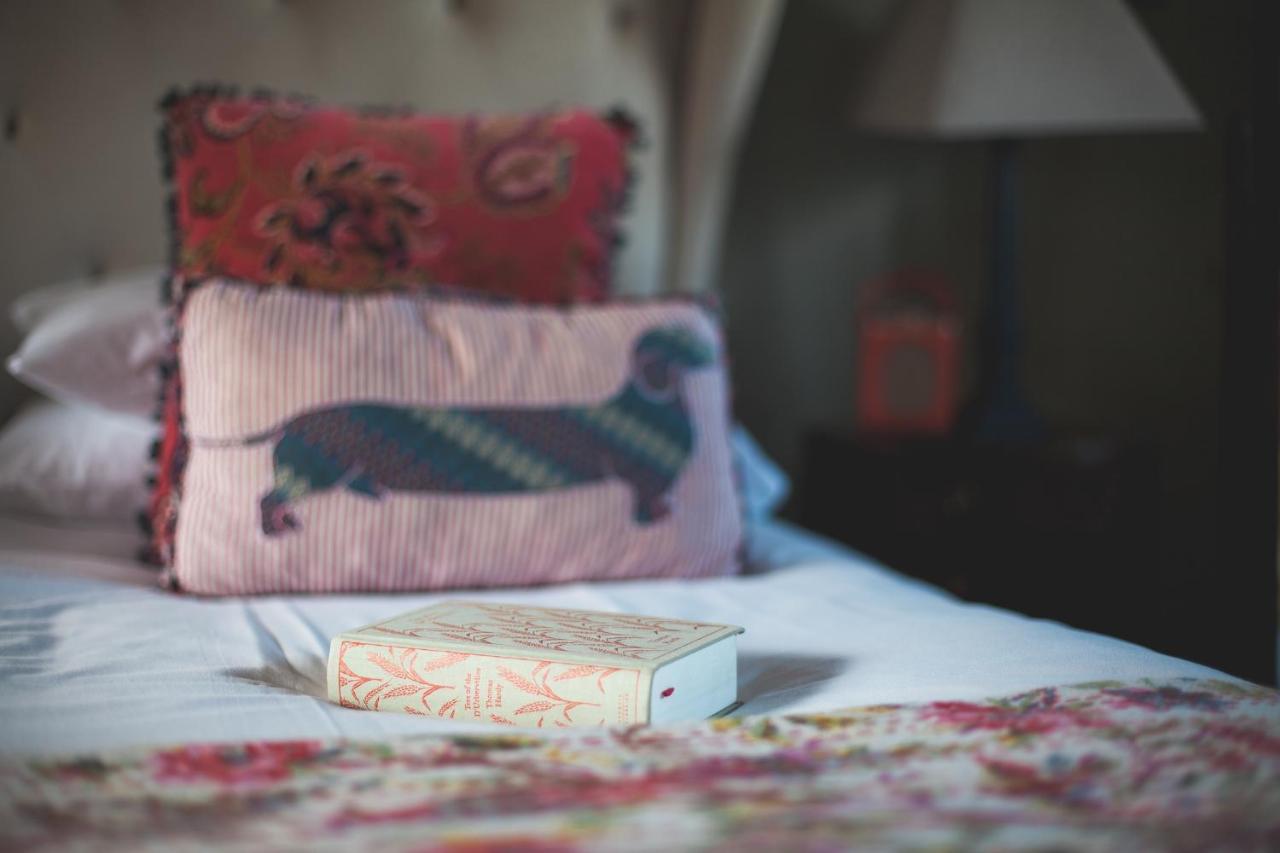 The George Inn Barford St Michael Екстер'єр фото A book on a bed
