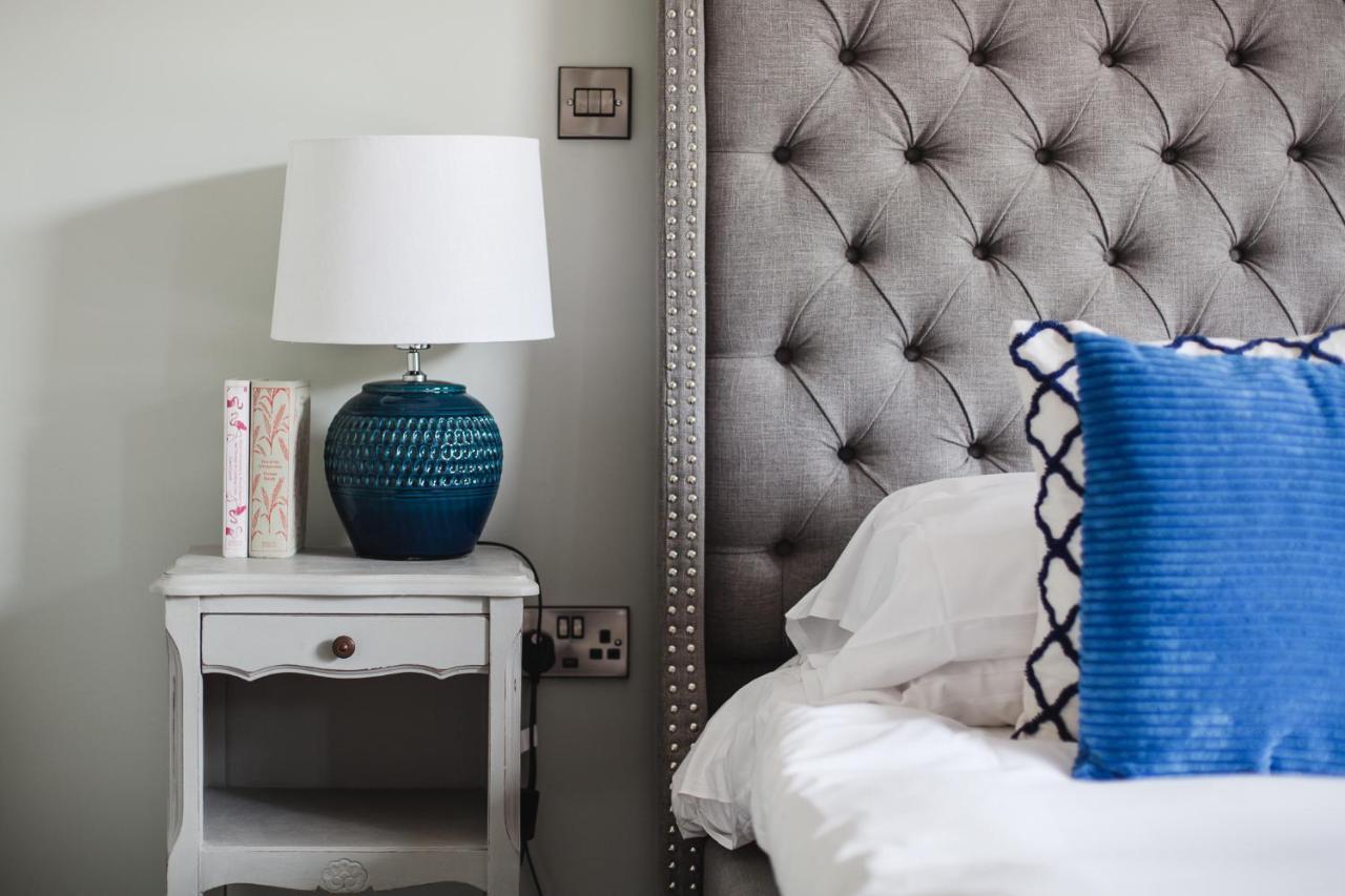 The George Inn Barford St Michael Екстер'єр фото A bedside table