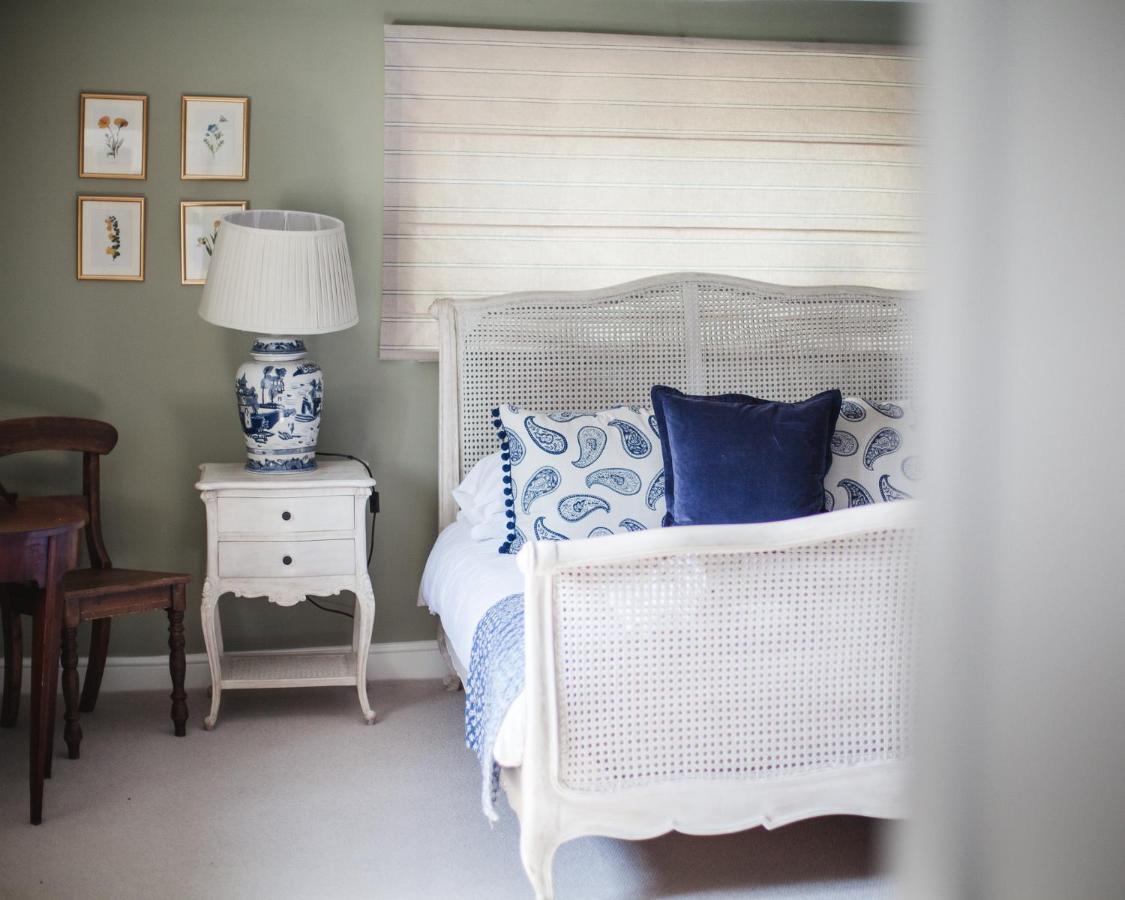 The George Inn Barford St Michael Екстер'єр фото A bedroom with a blue and white color scheme