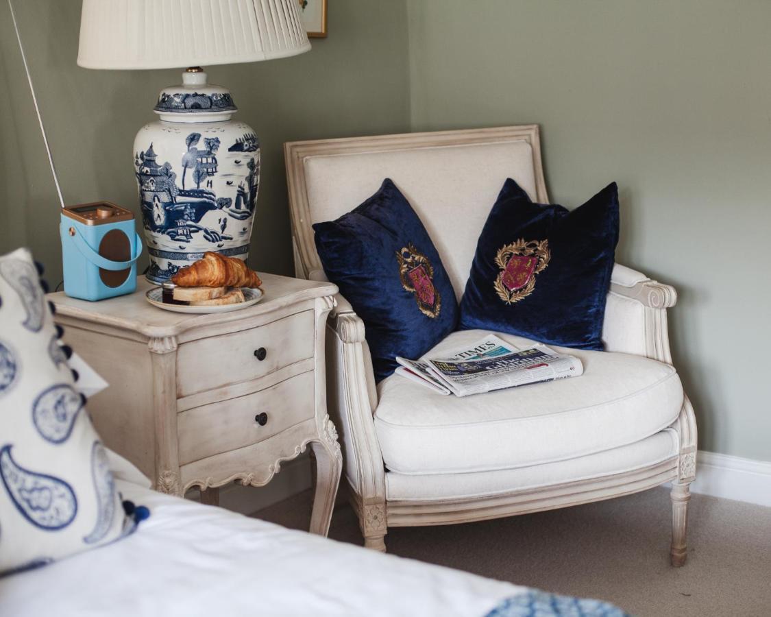 The George Inn Barford St Michael Екстер'єр фото A blue and white room