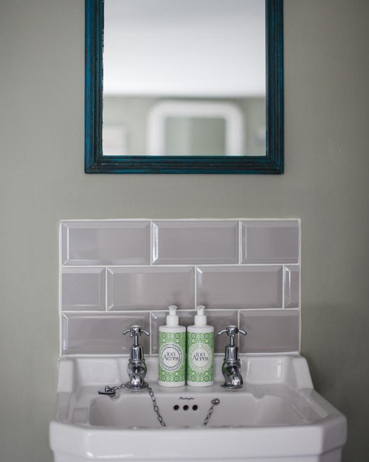 The George Inn Barford St Michael Екстер'єр фото Metro tiles in a bathroom