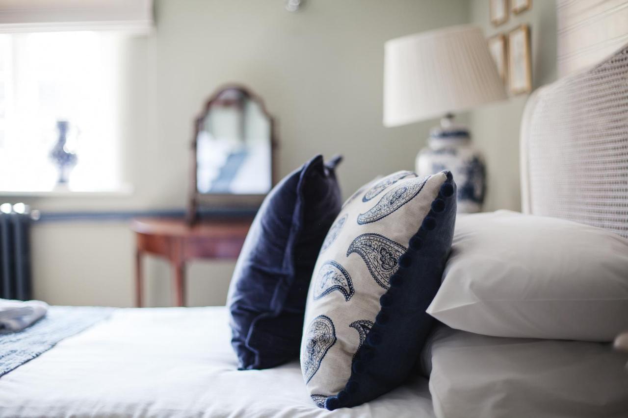 The George Inn Barford St Michael Екстер'єр фото A bed with cushions