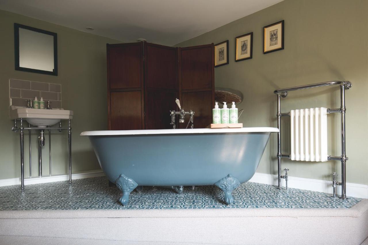 The George Inn Barford St Michael Екстер'єр фото A freestanding bathtub