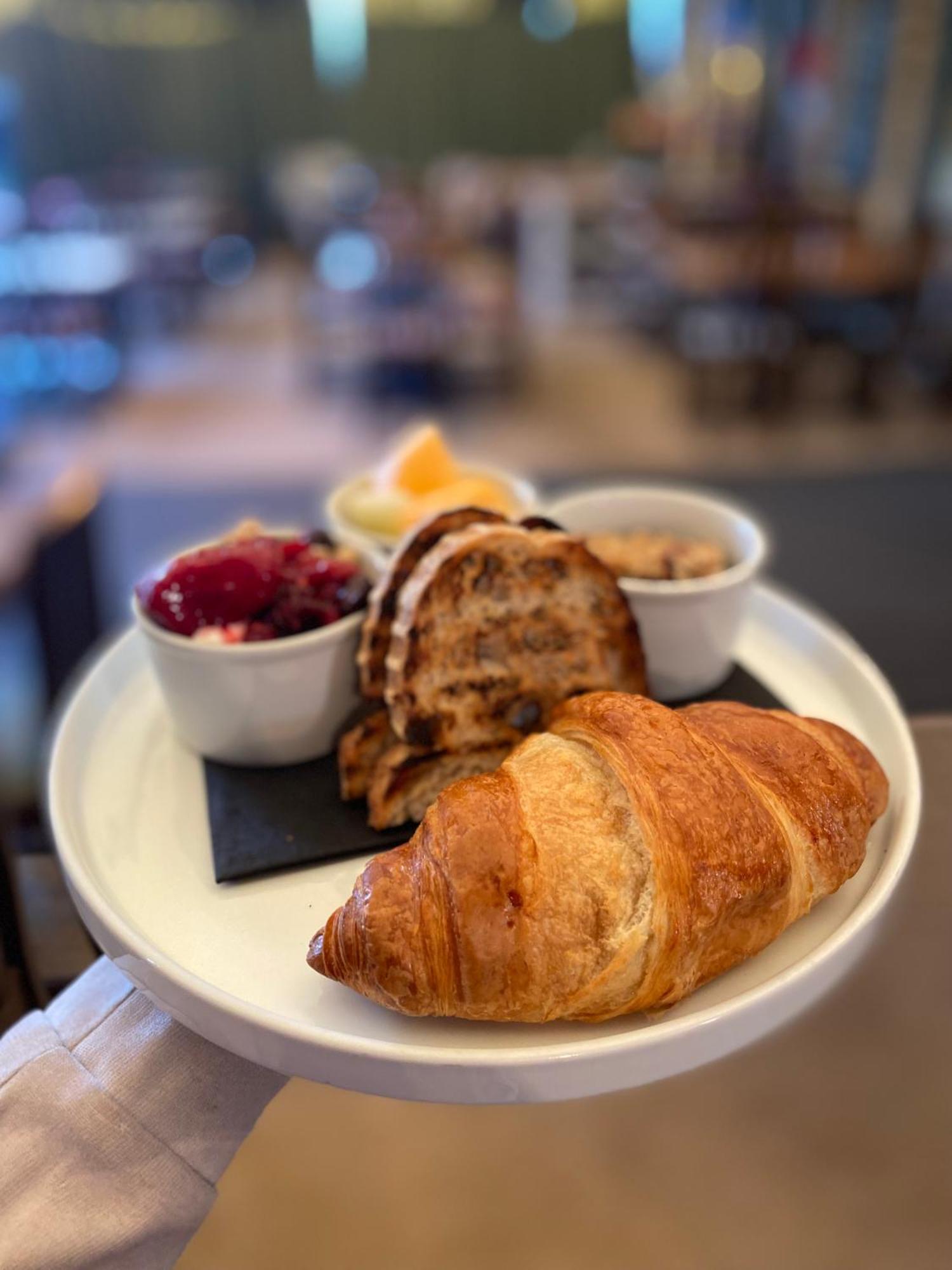 The George Inn Barford St Michael Екстер'єр фото Croissant and jam